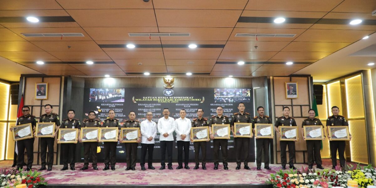 Transformasi Nyata! Jaksa Agung Anugerahi 38 Satker Predikat WBK dan Juara BerAKHLAK 2025