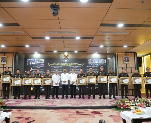 Transformasi Nyata! Jaksa Agung Anugerahi 38 Satker Predikat WBK dan Juara BerAKHLAK 2025