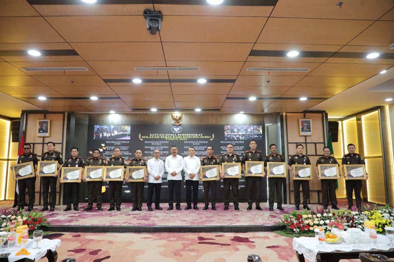 Transformasi Nyata! Jaksa Agung Anugerahi 38 Satker Predikat WBK dan Juara BerAKHLAK 2025
