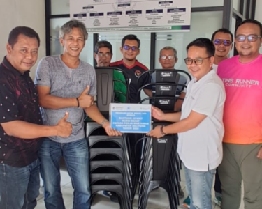 PT Timah Salurkan Bantuan 12 Kursi untuk Pokja Wartawan Belitung