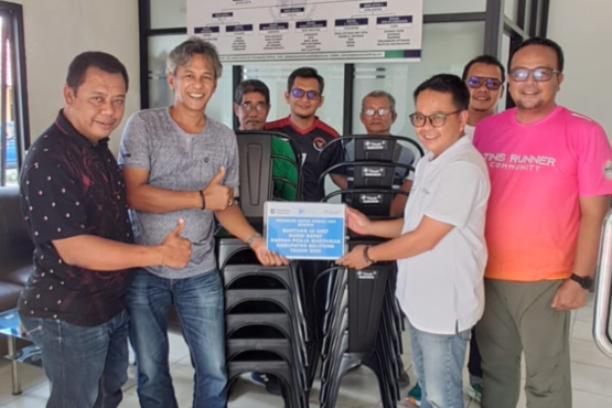 PT Timah Salurkan Bantuan 12 Kursi untuk Pokja Wartawan Belitung