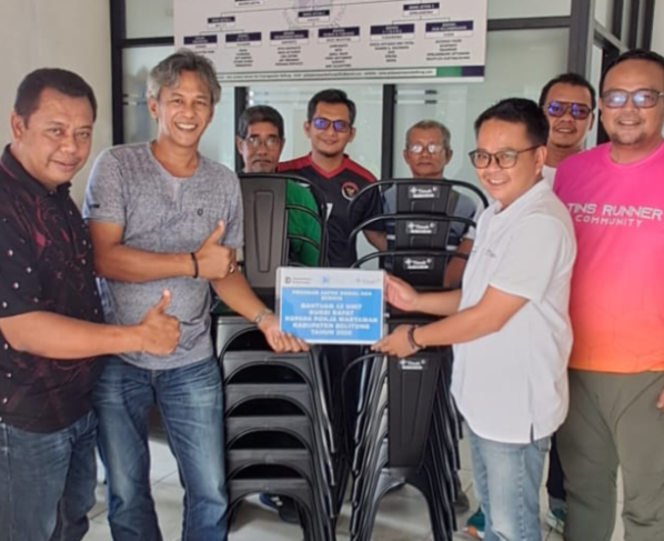 PT Timah Salurkan Bantuan 12 Kursi untuk Pokja Wartawan Belitung