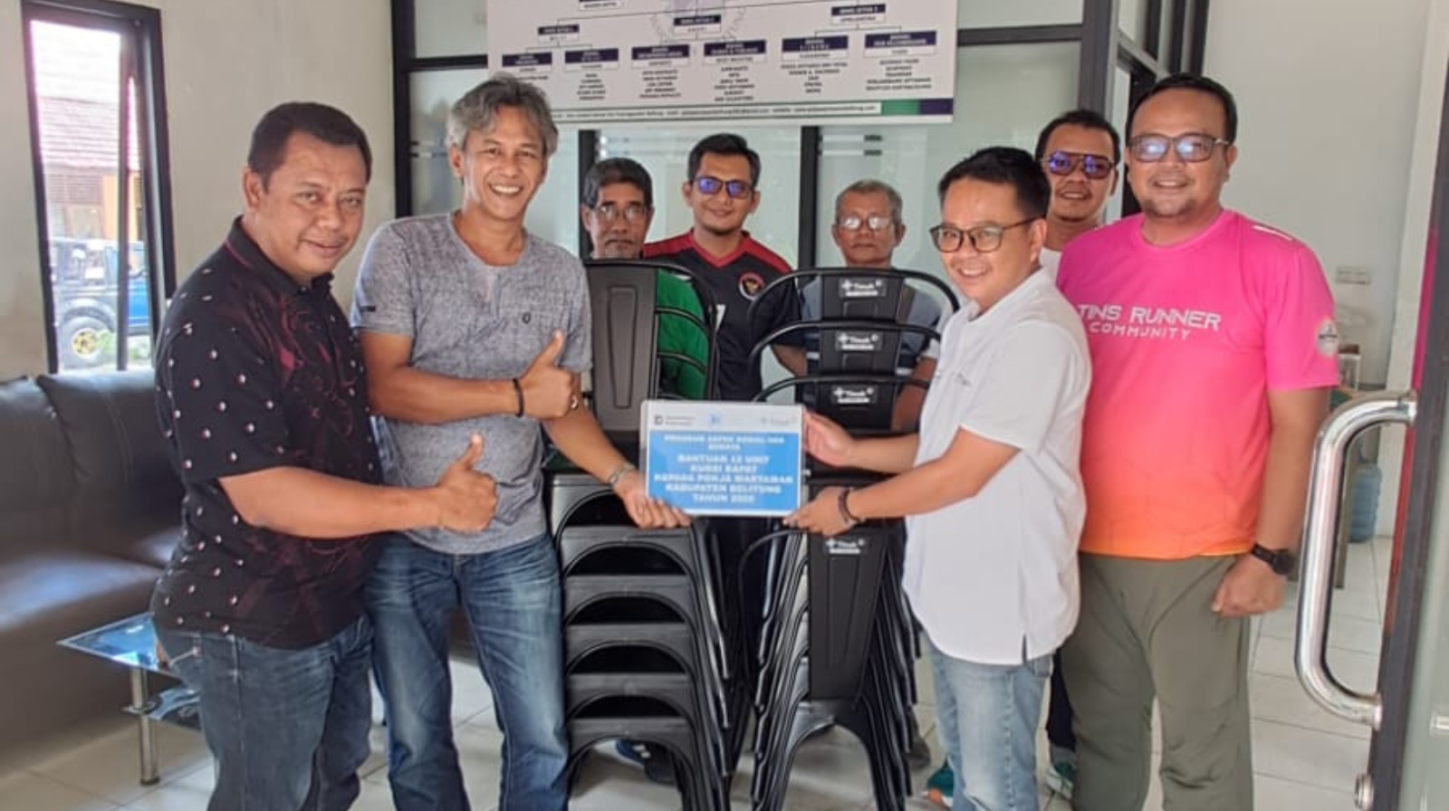 PT Timah Salurkan Bantuan 12 Kursi untuk Pokja Wartawan Belitung